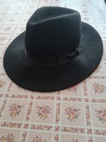 NOVI Stradivarius šešir M