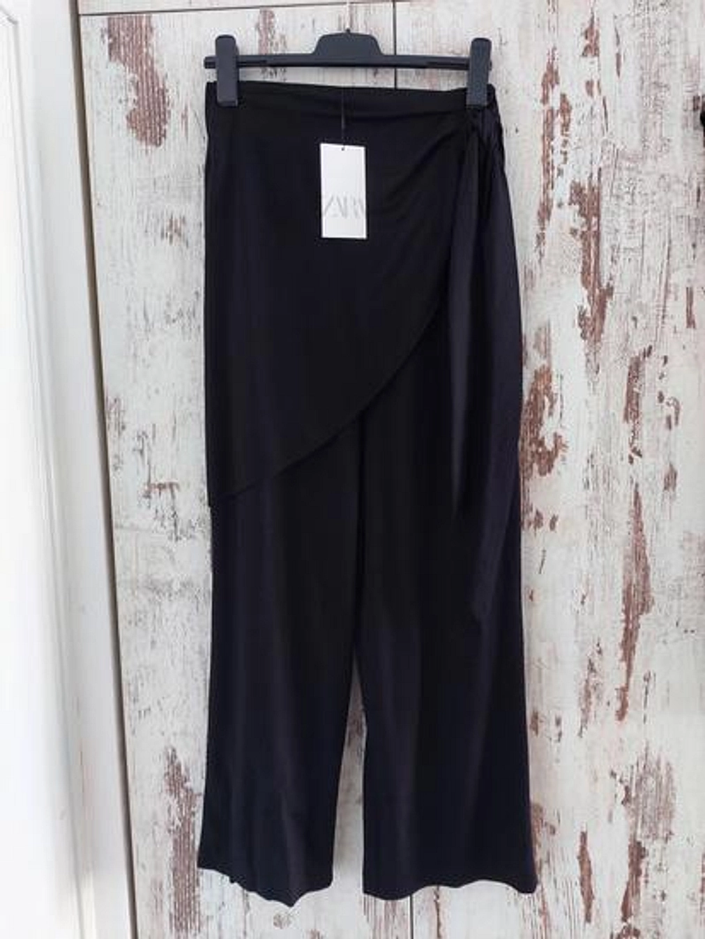 Zara crne lagane pantalone sa etiketom slika #1