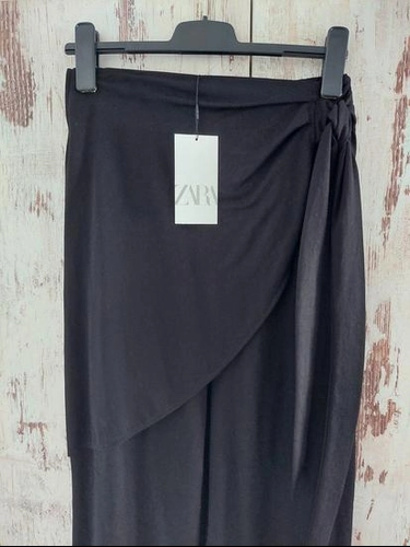 Zara crne lagane pantalone sa etiketom thumbnail #2