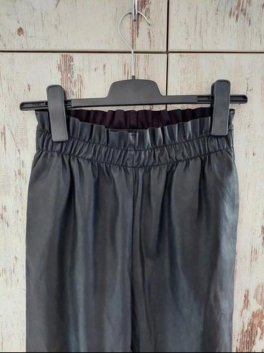 Michelle Keegan trendy kožne pantalone thumbnail #3