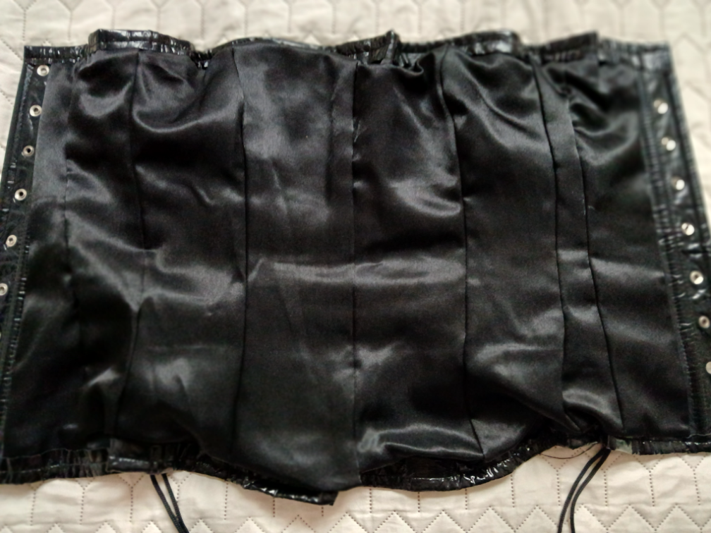 Nov PVC lakovani crni korset sa kaisicima, M-L slika #3