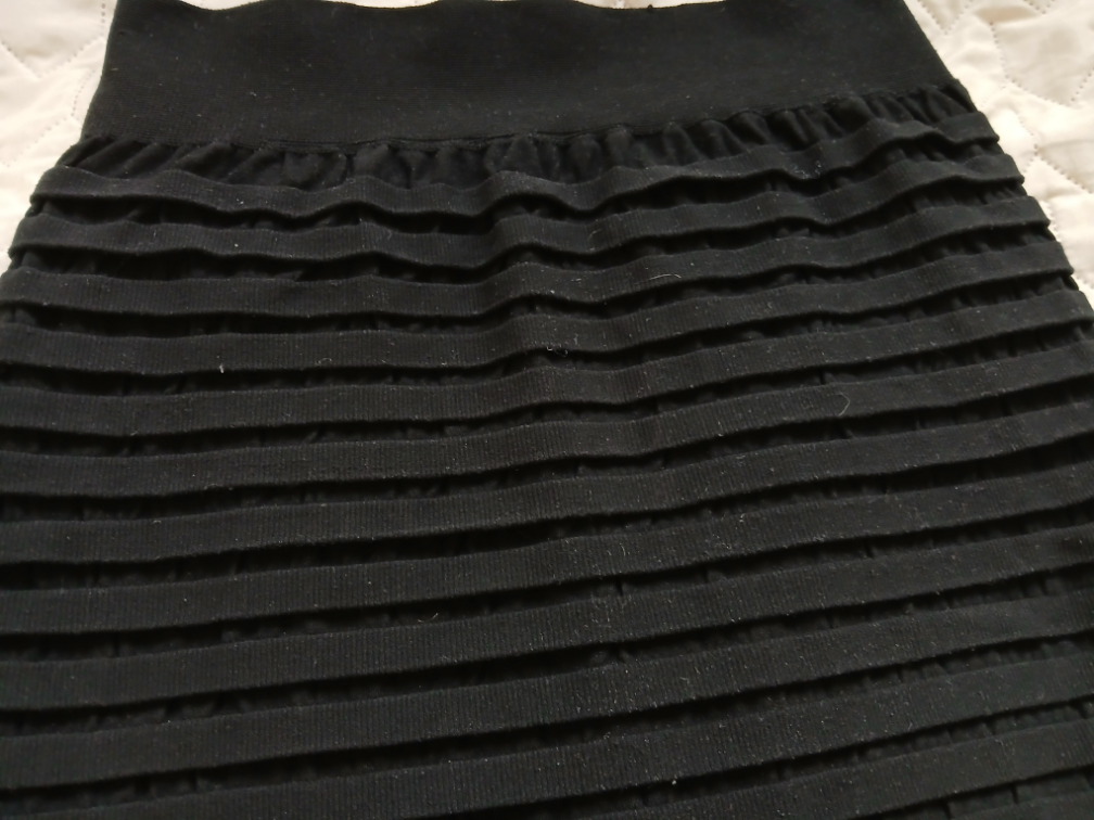 Crna uska reljefasta mini-midi suknja, L-XL slika #2