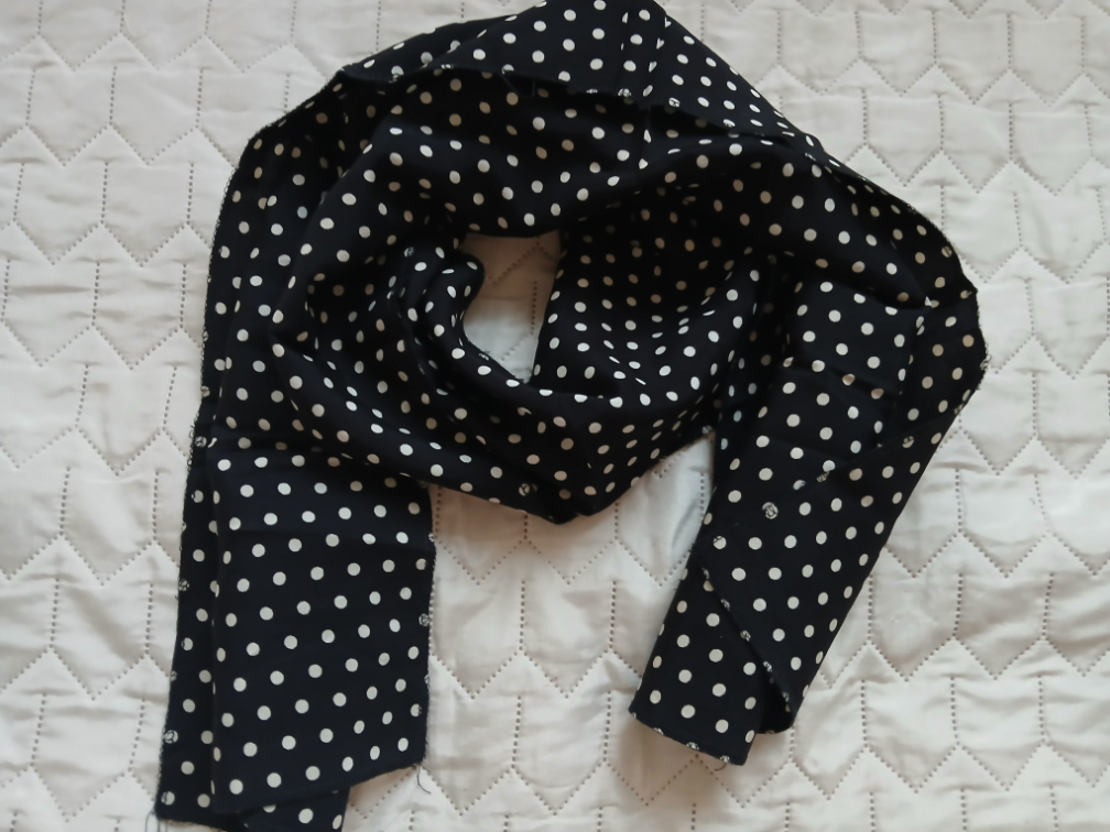 Crna esarpa na bele tufnice slika #1