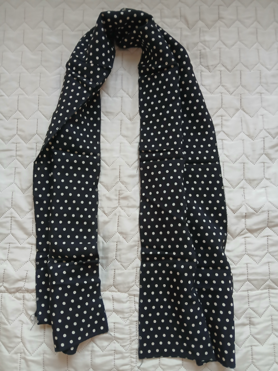 Crna esarpa na bele tufnice slika #2