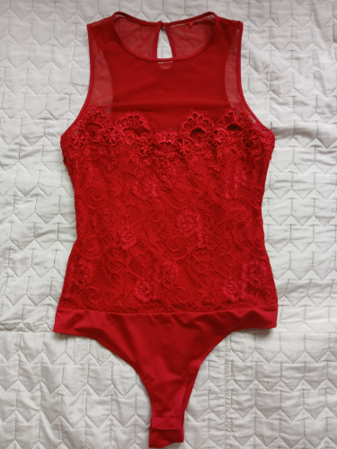 Original Guess prelepi crveni cipkani bodi, M