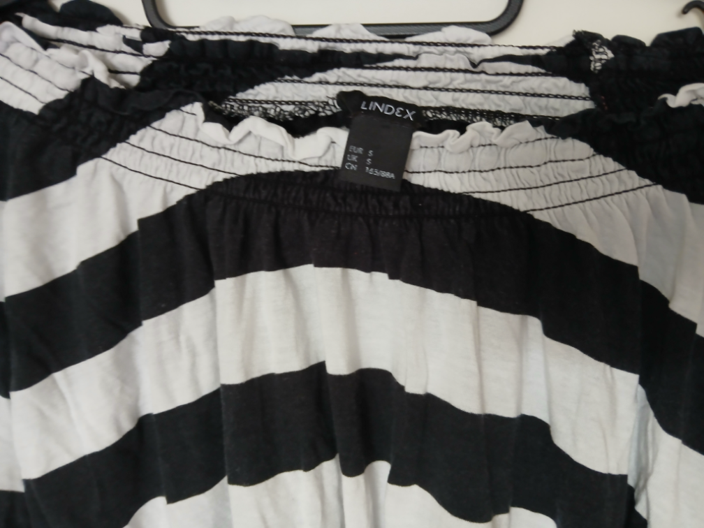 Lindex crno-bela majica na pruge spustenih ramena slika #2