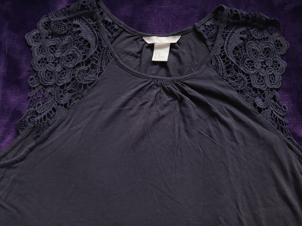H&M prelepa teget majica sa vezom-cipkom, M slika #2