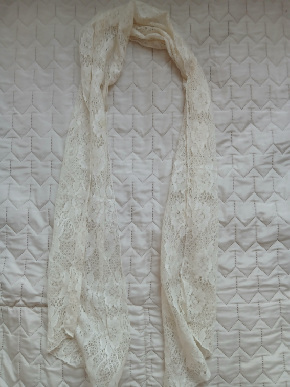 Bela-krem cipkana marama - esarpa slika #2