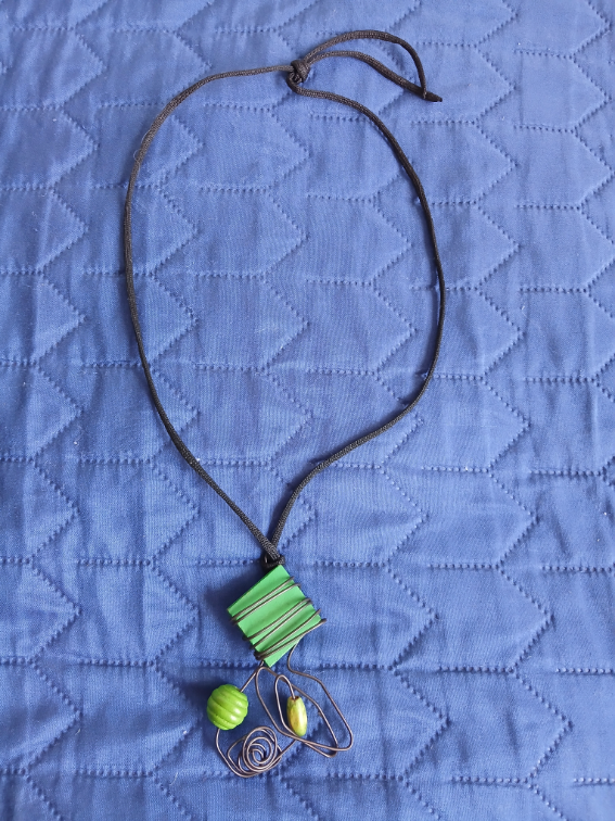 Nova crno-zelena geometrijska ogrlica slika #1