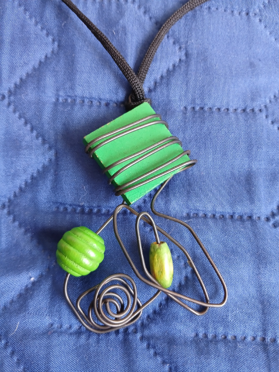 Nova crno-zelena geometrijska ogrlica slika #2