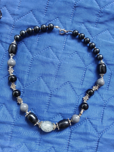 Nova nekoriscena crno-plavo-siva ogrlica