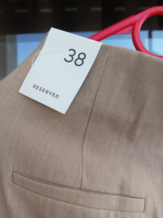 Reserved bež pantalone sa etiketom slika #3