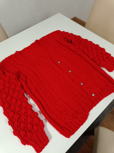 Crveni ručno rađen džemper na kopčanje