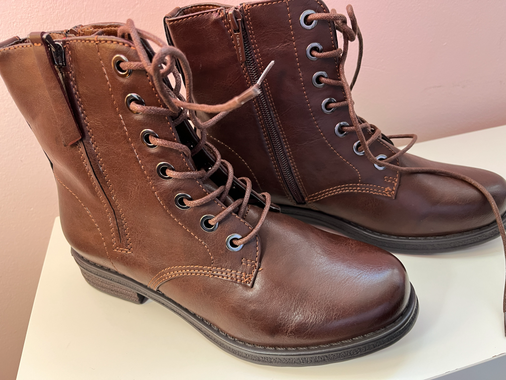 Clara Barson NOVE POLUDUBOKE CIZME BR 40 slika #2