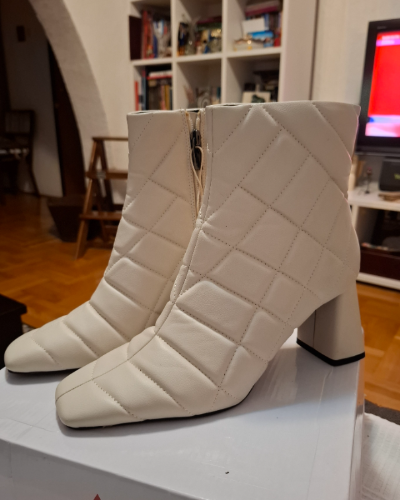 Nove Stradivarius čizmice 39