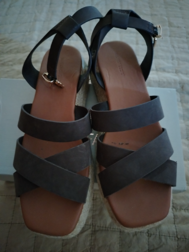 Top sandale kao nove