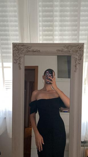 Crna uska haljina sa čipkom slika #2