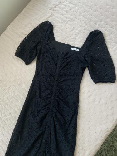 Crna uska haljina sa čipkom