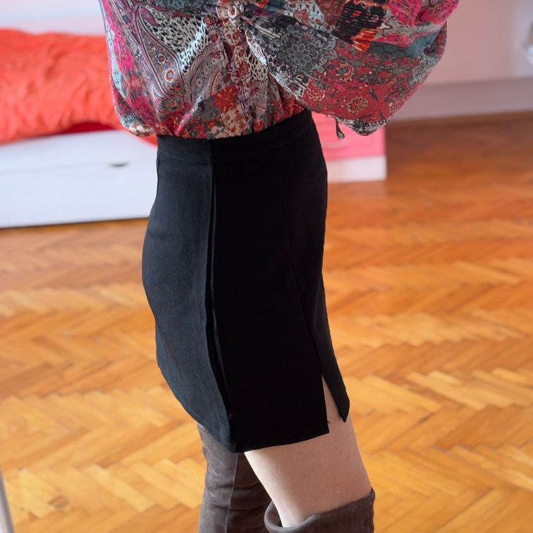 Crna mini suknja slika #2