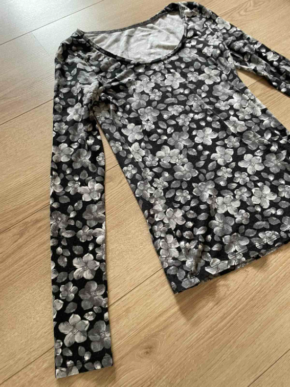 Crna bluza sa belim cvetićima  slika #2