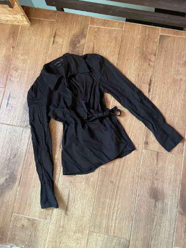H&M crna košulja na preklop 