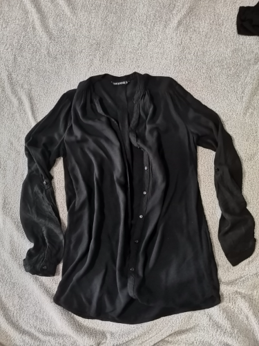 Crna košulja na raskopčavanje