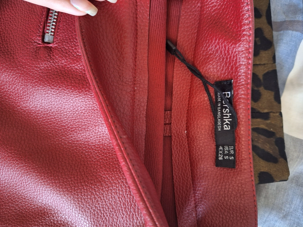 Bershka crvena suknja od vestacke koze slika #3
