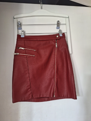 Bershka crvena suknja od vestacke koze