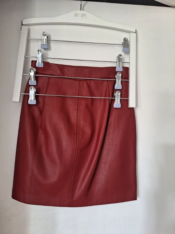 Bershka crvena suknja od vestacke koze slika #2