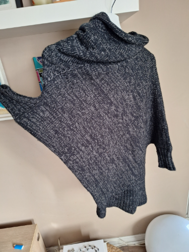 DKNY dzemper ponco