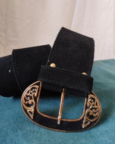 Vintage kožni kaiš sa zlatnom šnalom