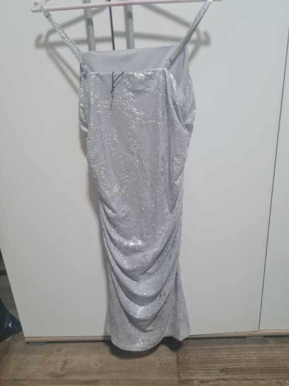 Srebrna haljina sa sljokicama slika #1
