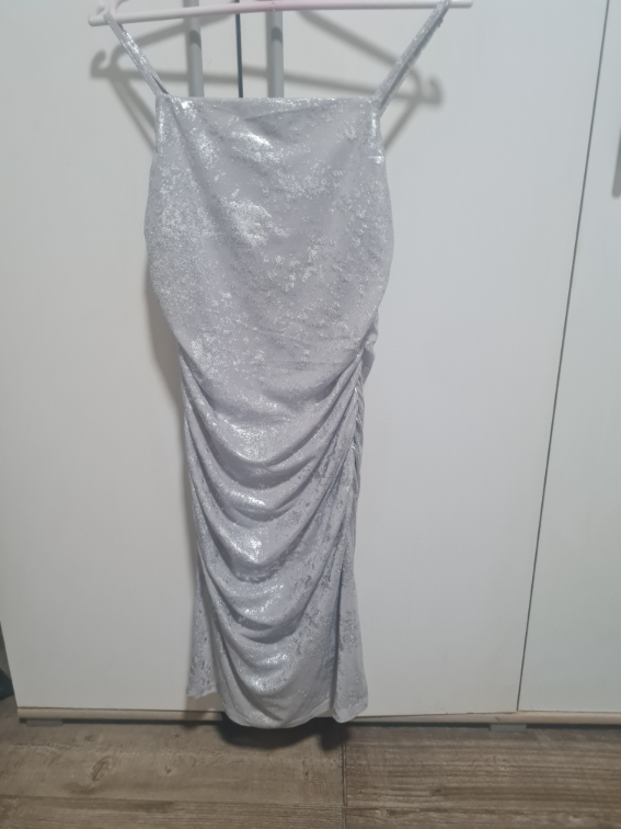Srebrna haljina sa sljokicama slika #2