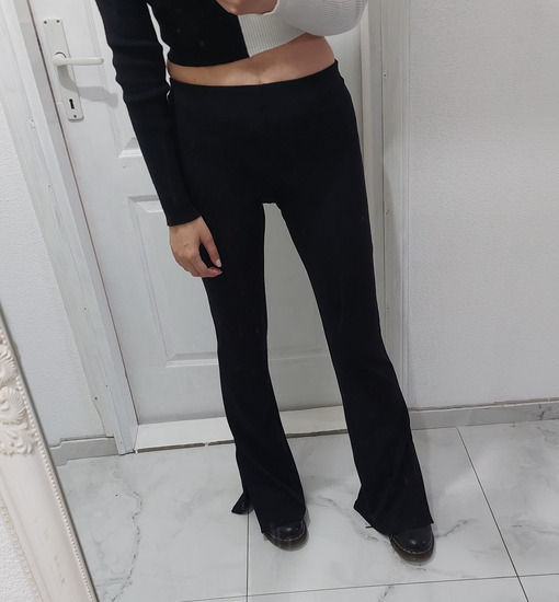 Bershka crne pantalone sa prorezima slika #1