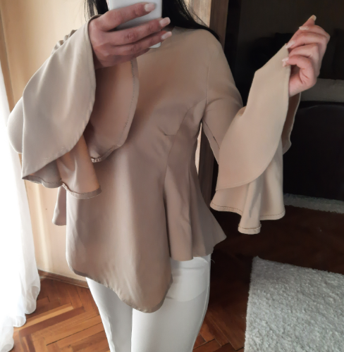 Bluza sa leprsavim rukavima u puder boji 
