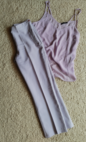 U kompletu pantalone i majica