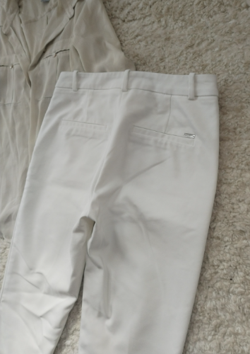 Bele cigaret pantalone do članka