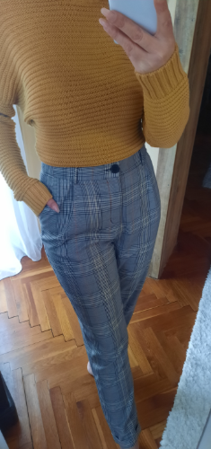 Sive pantalone na linije u boji prelepe 