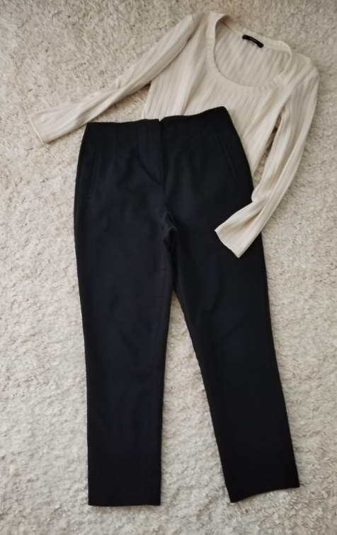 Crne pantalone aktuelni model slika #2