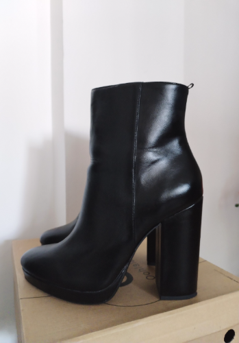 H&M vrh poluduboke čizmice