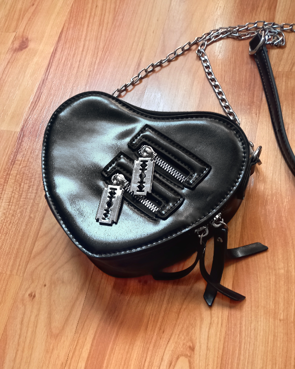 Heart goth crossbody bag slika #3