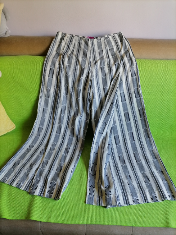 Nove pantalone širokih razrezanih nogavica  L / XL slika #2