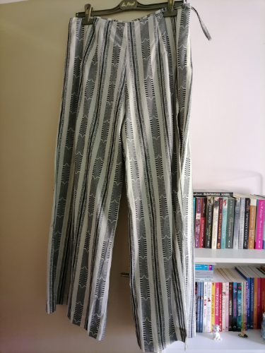 Nove pantalone širokih razrezanih nogavica  L / XL