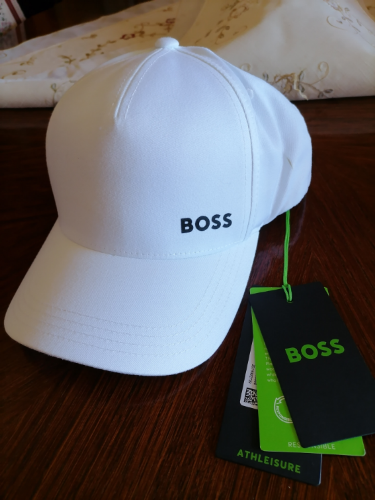 Nov beli kačket BOSS sa etiketom