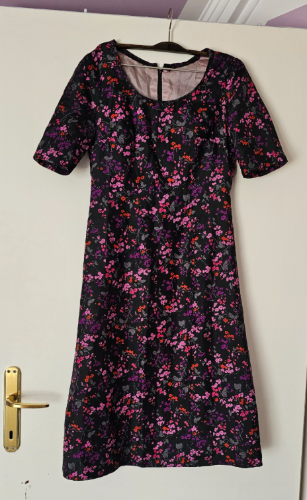 Crna cvetna haljina sa postavom.