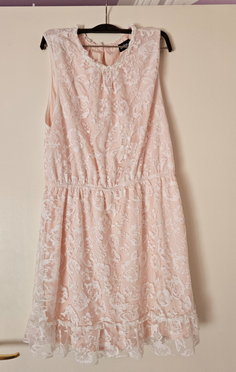 Janina čipkasta haljina sa svetlo roze postavom slika #2