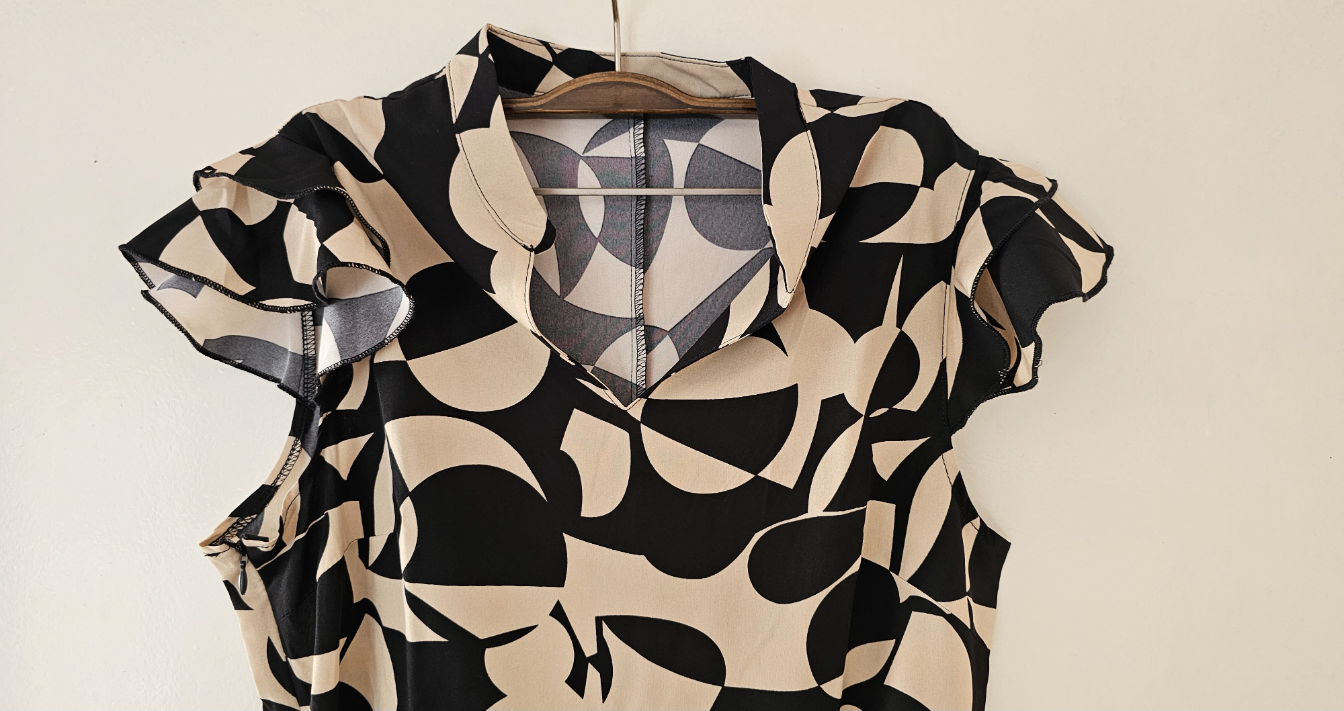 Crna haljina sa krem detaljima slika #2