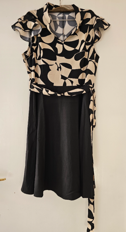 Crna haljina sa krem detaljima slika #3