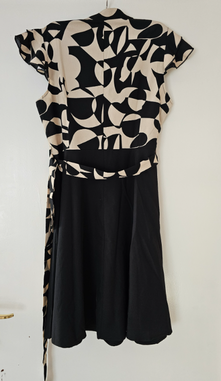 Crna haljina sa krem detaljima slika #4