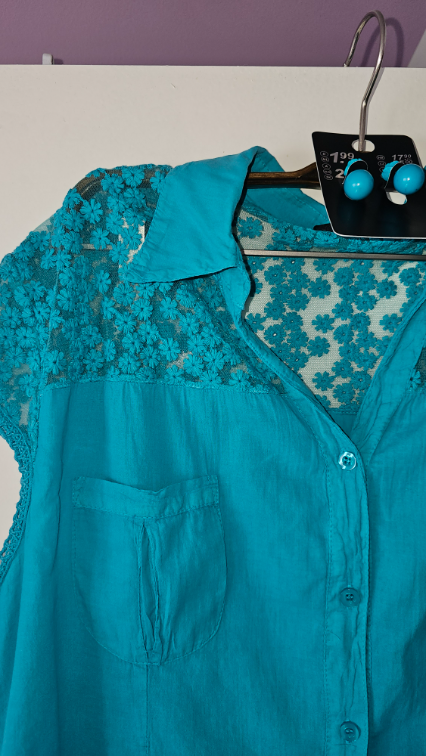 Lagana košulja + minđuše u istom tonu slika #1